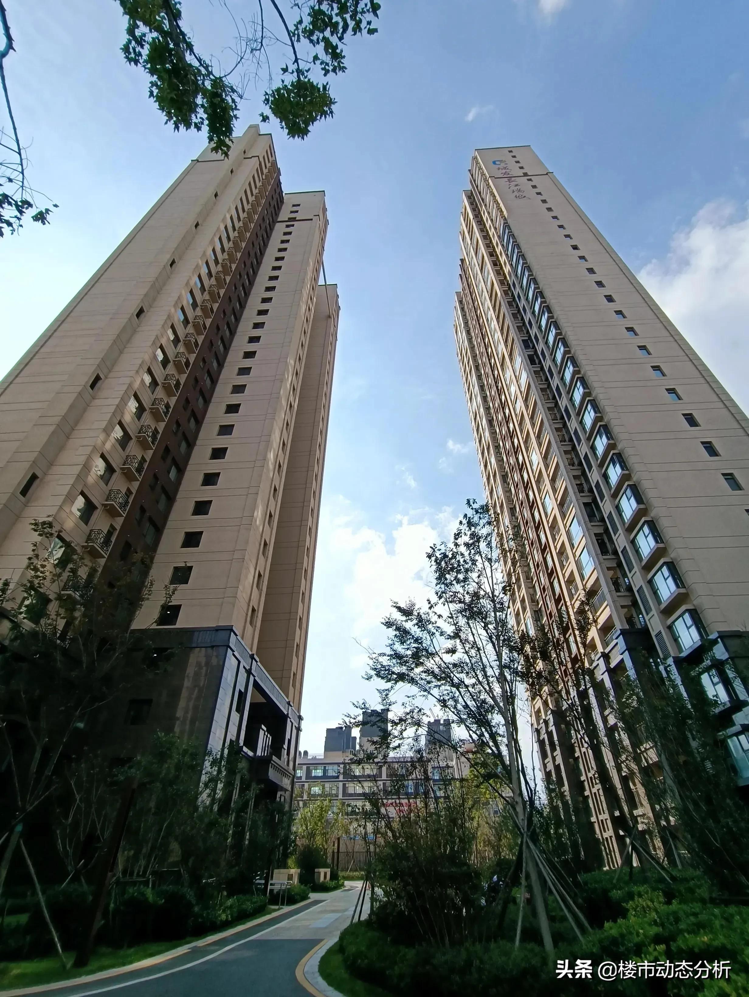 青岛城发长江瑞城最后面的两栋百米高楼,23000元一平的房价,楼间距