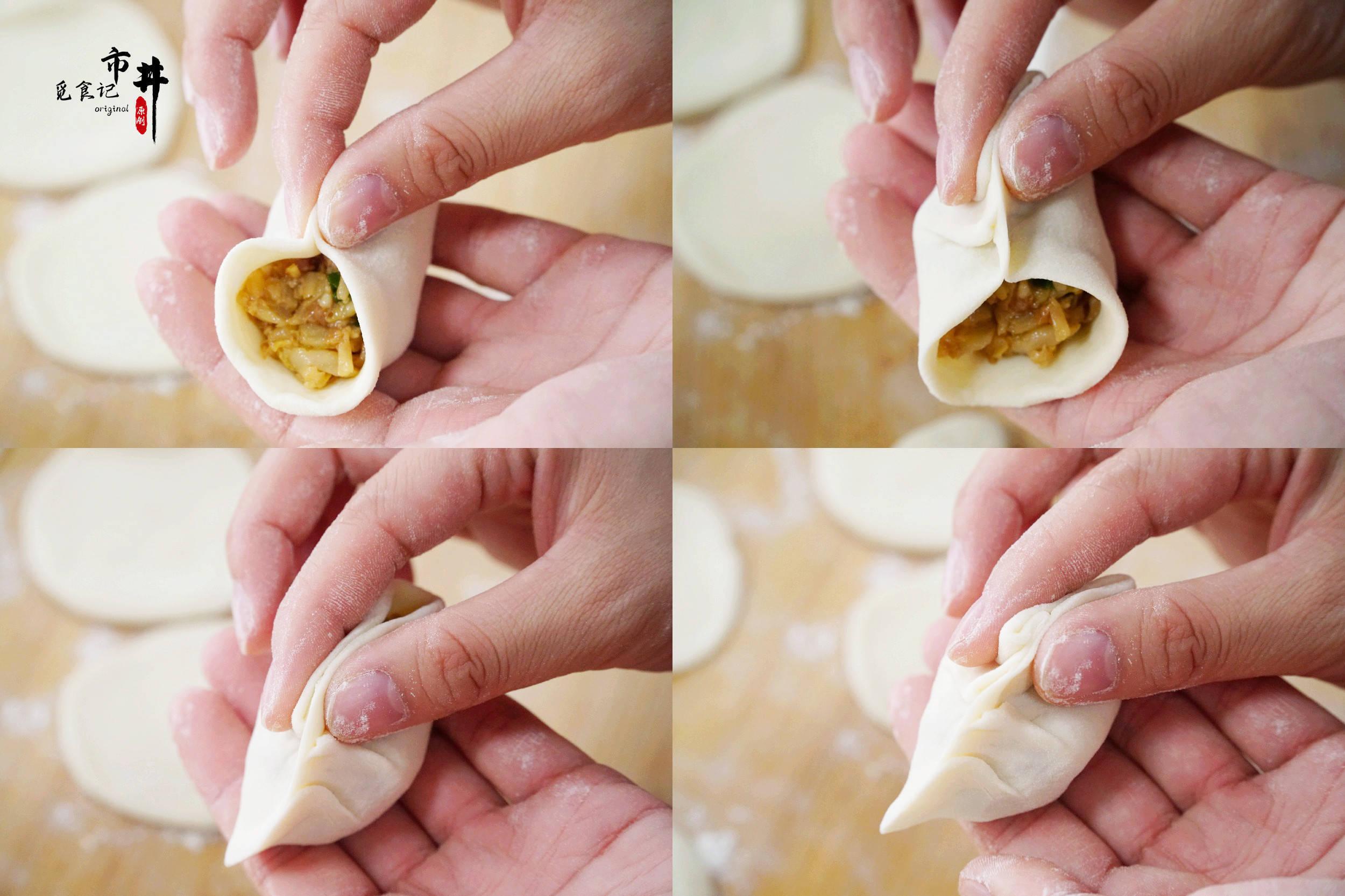 包饺子的手法有点像麦穗饺子,但月牙饺子的花样在一边,包法很简单基本