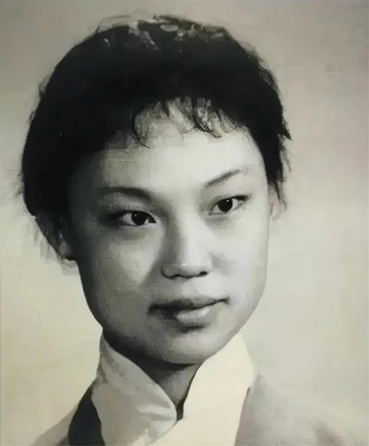 邓玉华年轻时的照片图片