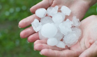 冰雹砸车保险赔吗 冰雹砸车保险赔不赔