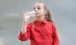 如何处理女孩子早恋 如何处理女孩子早恋,心里话不说,自己闷在心里