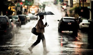 站在飘雨的街头原唱（站在飘雨的街头原唱歌曲）